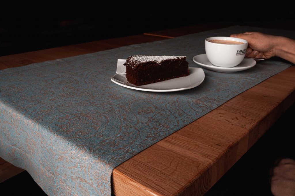 Tischläufer von verum textilia - aus Halbleinen mit 5cm Kurvertsaum